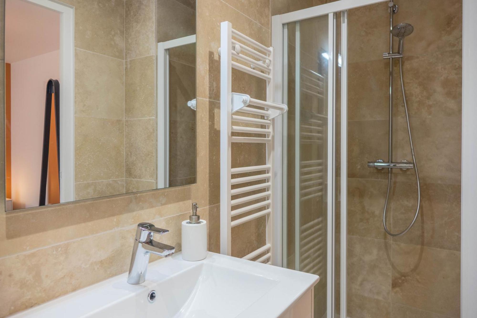 Beau Quartier Et Central, Maison Spacieuse Avec Cour, 3 Chambres, 3 Salles De Bains A 10 Min A Pied De La Gare Orleans Bagian luar foto
